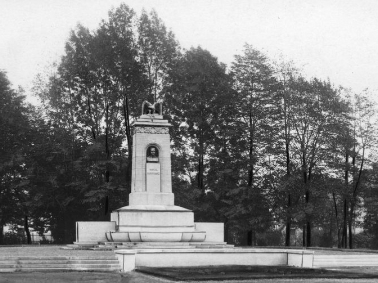 Pomnik Gabriela Narutowicza na placu Blichowym w Bielsku. Lata 1929-1938. Źródło: NAC