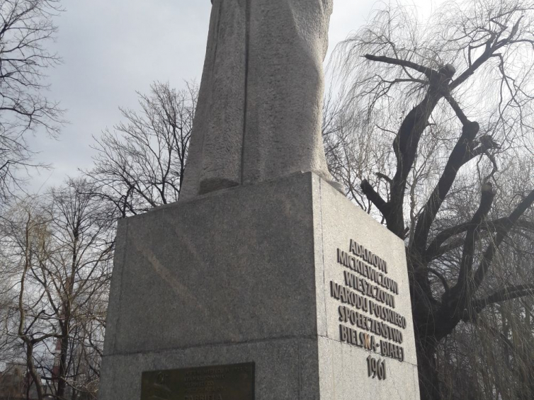 Tablica na cokole monumentu Adama Mickiewicza, przypominająca o bielskim monumencie prezydenta Gabriela Narutowicza. Fot. M. Szafrański