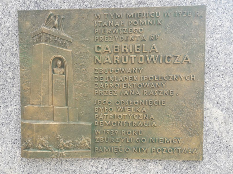 Tablica na cokole monumentu Adama Mickiewicza, przypominająca o bielskim monumencie prezydenta Gabriela Narutowicza. Fot. M. Szafrański