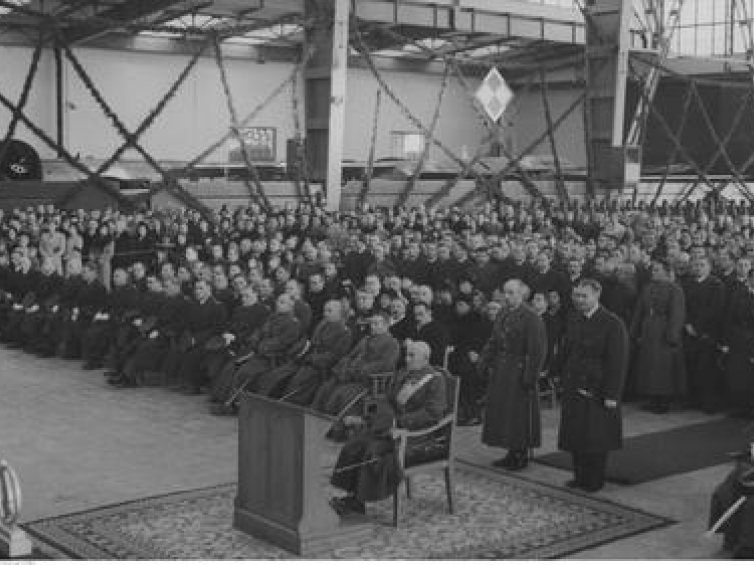 Marszałek Edward Rydz-Śmigły podczas mszy św. w Szkole Podchorążych Lotnictwa w Dęblinie, z okazji wręczenia szkole sztandaru, 1937 r. Fot. NAC