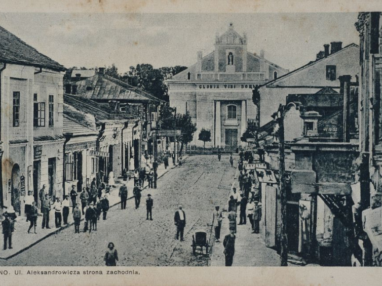 Dubno, ul. Aleksandrowicza, strona zachodnia; w głębi widoczny kościół. lata 1928-1935. Źródłó: BN Polona