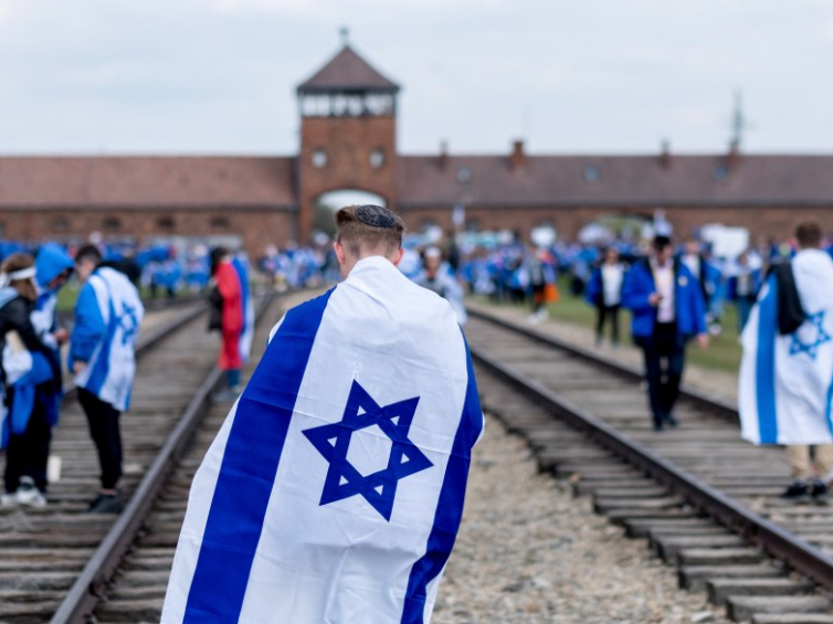 Uczestnicy 26. Marszu Żywych przeszli tzw. drogą śmierci - między byłymi niemieckimi obozami Auschwitz I i Auschwitz II-Birkenau. Fot. PAP/A. Grygiel