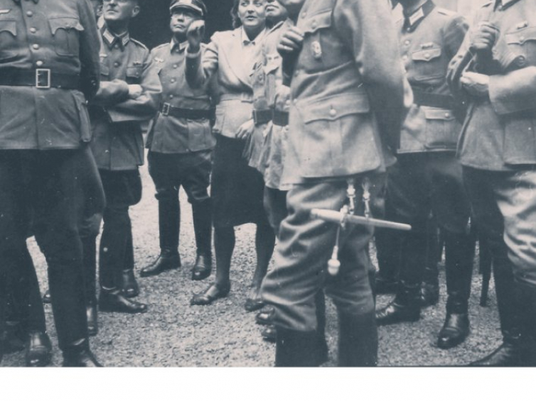 Dziedziniec Collegium Maius – żołnierze niemieccy zwiedzają z przewodniczką Kraków. 1942 r. Fot. Otto Kluge. Źródło: Muzeum Historyczne Miasta Krakowa