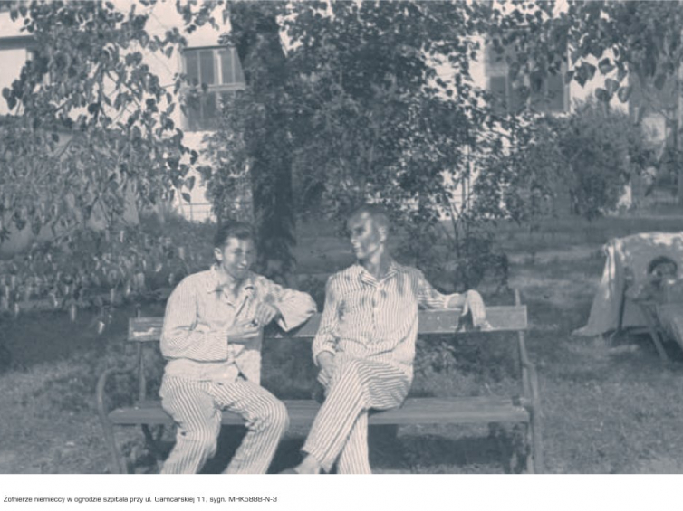 Żołnierze niemieccy w ogrodzie szpitala przy ul. Garncarskiej. Źródło: Muzeum Historyczne Miasta Krakowa