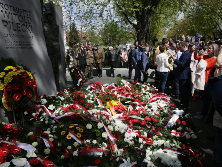 Uroczystość odsłonięcia pomnika rotmistrza Witolda Pileckiego w Warszawie. Fot. PAP/T. Gzell