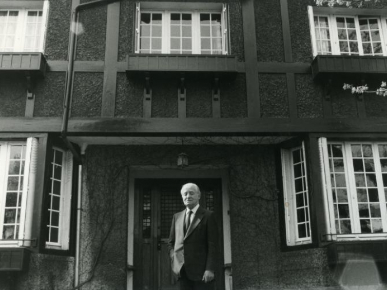 Jerzy Giedroyc przed domem. Maisons-Laffitte, 1986 fot. Bolesław Edelhajt.