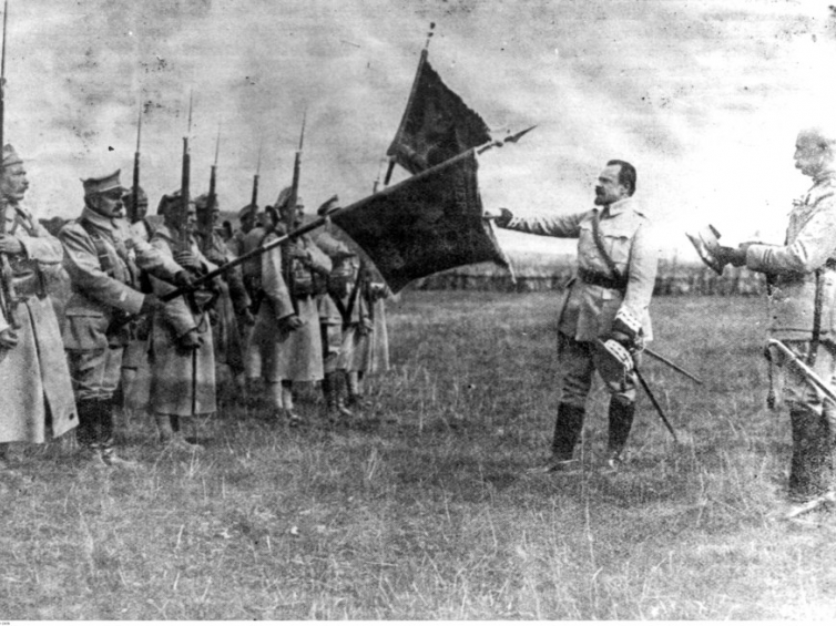 Armia polska we Francji: objęcie dowódctwa przez gen. Józefa Hallera (2P) - generał składa przysięge jako naczelny wódz. Fot. NAC