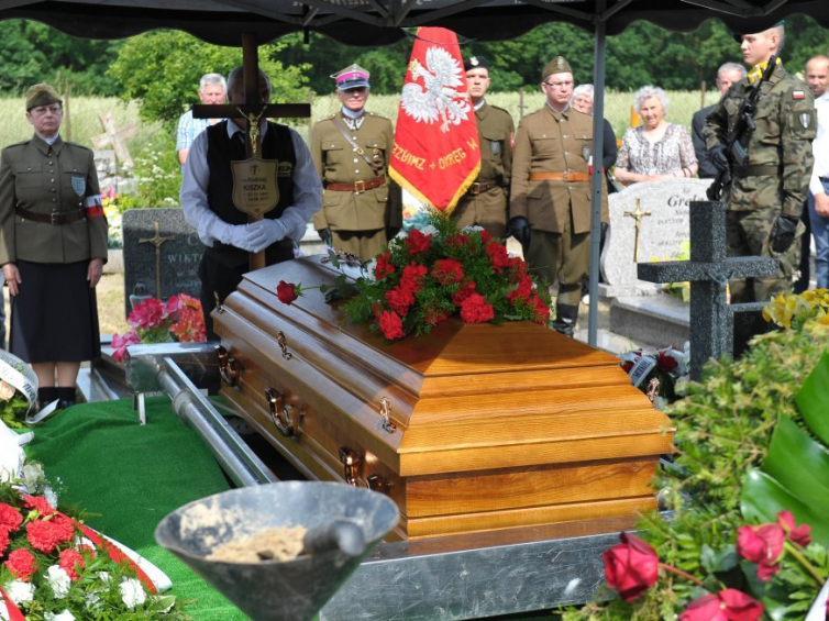 Uroczystości pogrzebowe majora Andrzeja Kiszki ps. Dąb na cmentarzu komunalnym w Rogowie. Fot. PAP/M. Bielecki