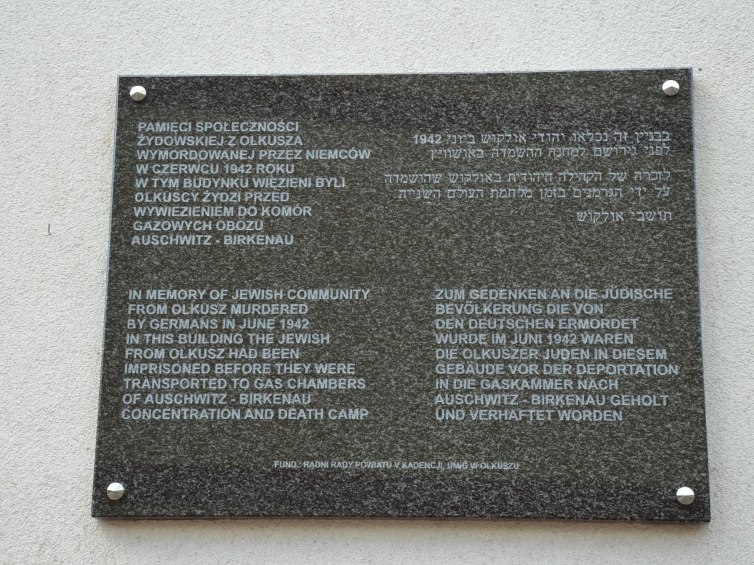 Tablica na budynku Starostwa Powiatowego w Olkuszu upamiętniająca zagładę olkuskich Żydów. Fot. arch. UMiG Olkusz