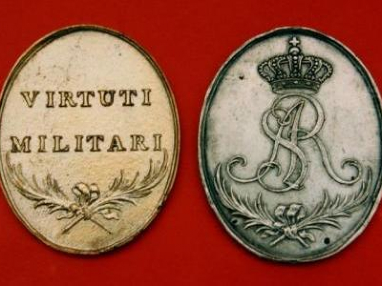 Medal Virtuti Militari złoty (rewers) i srebrny (awers), 1792 r. Fot. Muzeum Wojska Polskiego