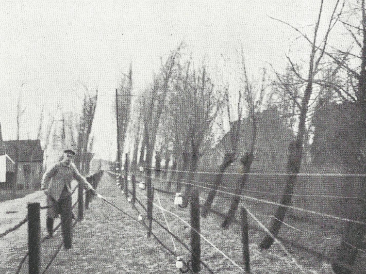 Granica miedzy okupowaną Belgią a Holandią zabezpieczona przez Niemców m.in. prądem o wysokim napięciu. Ze zbiorów P. Szlanty