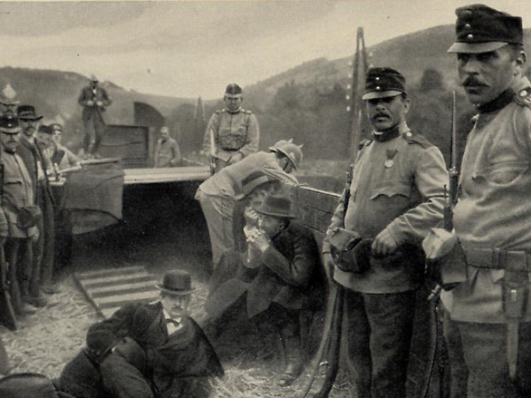 Podejrzani o szpiegostwo w Galicji w drodze na sąd wojenny. Zdjęcie z pierwszych dni wojny. Ze zbiorów P. Szlanty