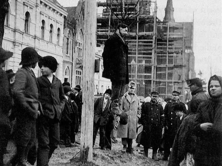 Rzekomy zdrajca powieszony na rynku w Grybowie k. Nowego Sącza. Styczeń 1915 r. Ze zbiorów P. Szlanty