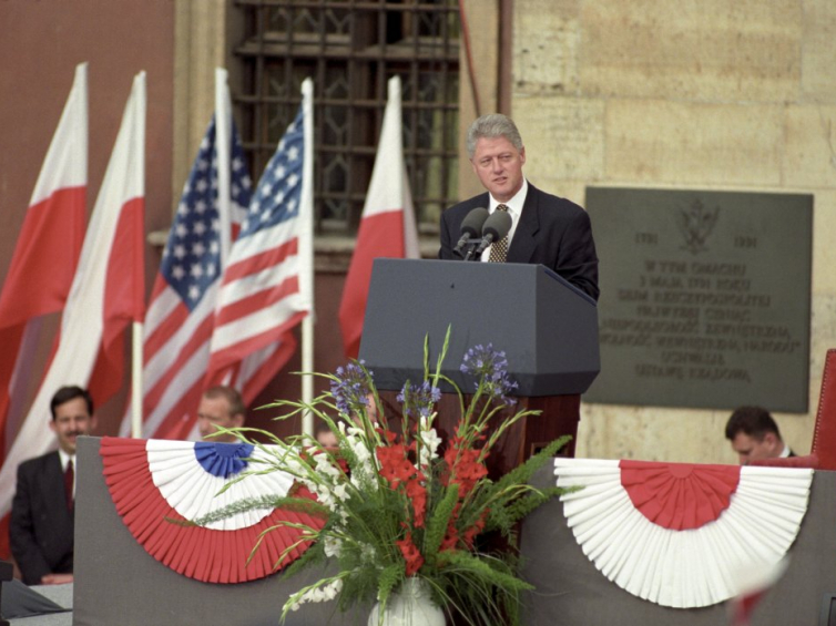 Prezydent Stanów Zjednoczonych Bill Clinton wygłosił przemówienie na placu Zamkowym. Warszawa, 10.07.1997. Fot. PAP/R. Pietruszka