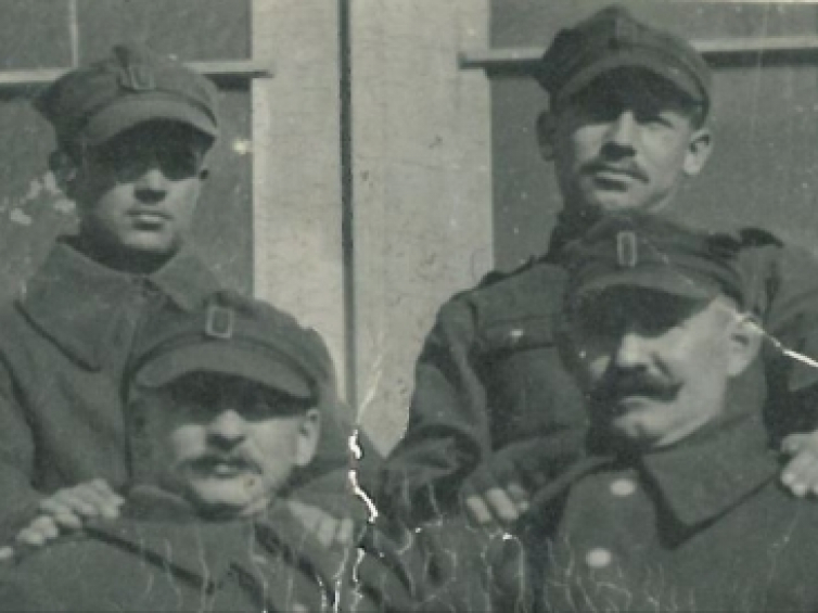 Szesnastoletni Józef Odi (z lewej u góry) jako ochotnik do Wojska Polskiego w 1939 r.