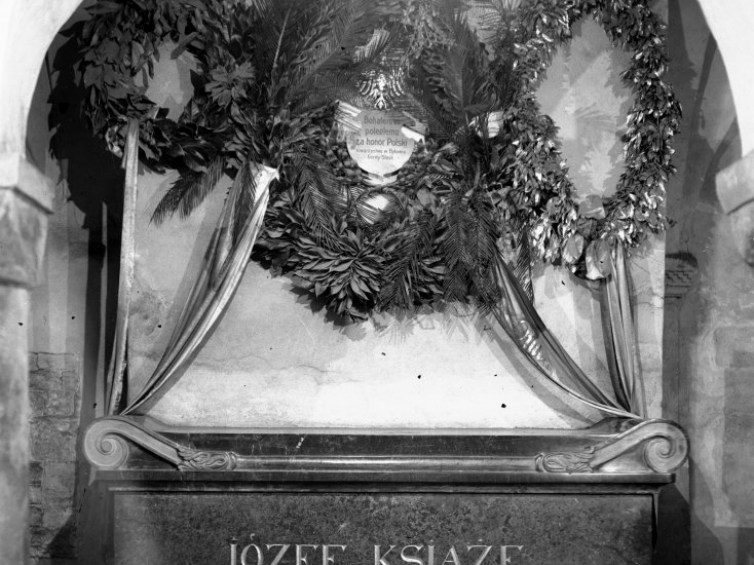 Sarkofag księcia Józefa Poniatowskiego w krypcie św. Leonarda. 1926 r. Fot. NAC