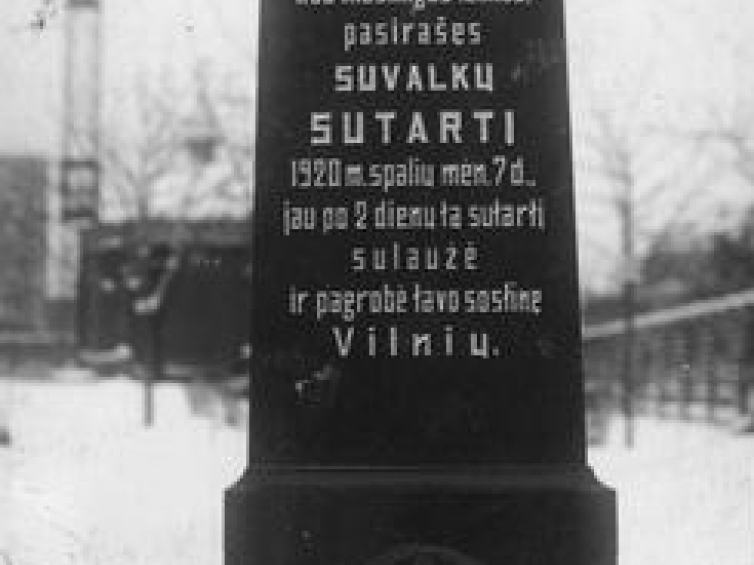 Tak zwany "Czarny Pomnik" upamiętniający podpisanie Umowy Suwalskiej i bunt gen. Żeligowskiego. Źródło: NAC