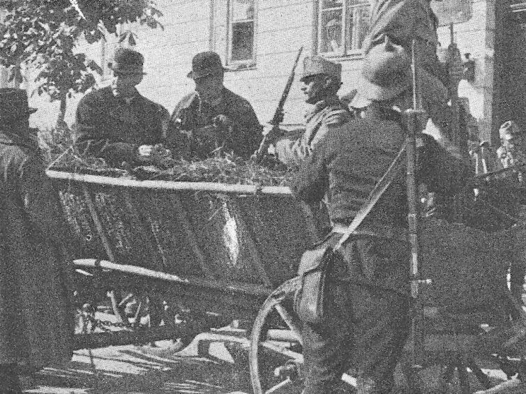 Duchowni grekokatoliccy podejrzani o sprzyjanie Rosji w drodze na przesłuchanie. Zdjęcie z pierwszych dni wojny. Ze zbiorów P. Szlanty