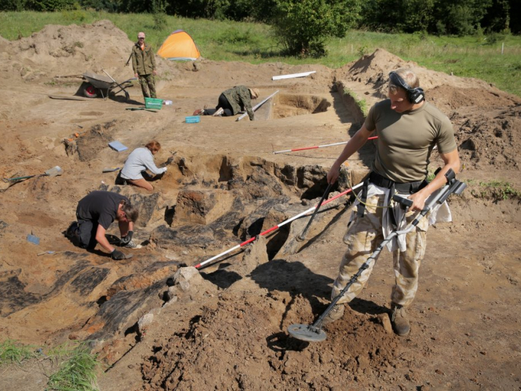 Prace archeologiczne w pobliżu miejscowości Barczewko. Fot. PAP/T. Waszczuk