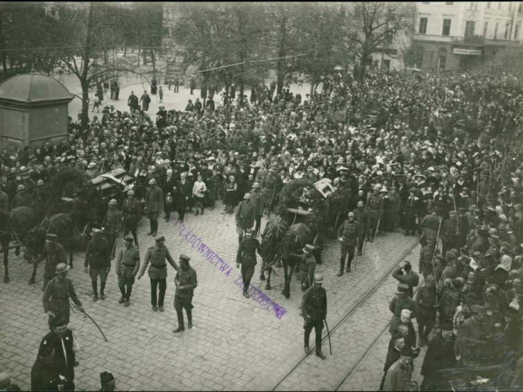 Kondukt pogrzebowy poległych w bitwie pod Zadwórzem. Lwów, 18.09.1920. Źródło: CBN Polona