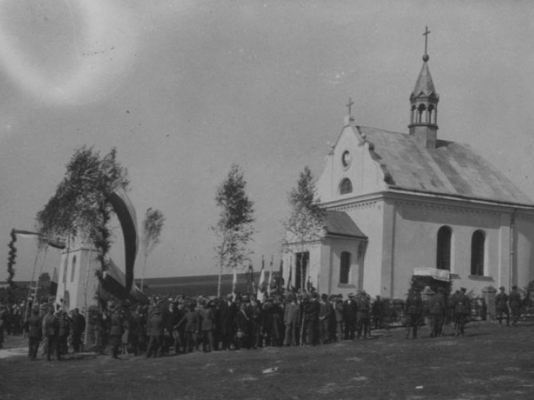  Dytiatyn, województwo stanisławowskie. Kaplica św. Teresy. Widok ogólny uroczystosci przy kaplicy wzniesionej na mogile poległych w walkach 1920 r. Lata 1920-1939. Źródło: NAC