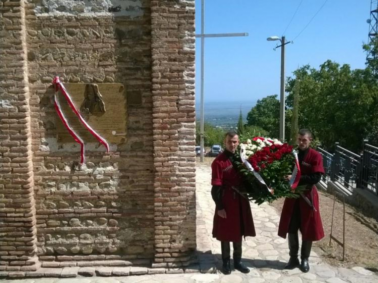 Uroczystość odsłonięcia tablicy upamiętniającej św. Archimandrytę Grzegorza Peradze w Bakurciche. Źródło: Fundacja Ochrony Wspólnego Dziedzictwa Kulturowego TERPA