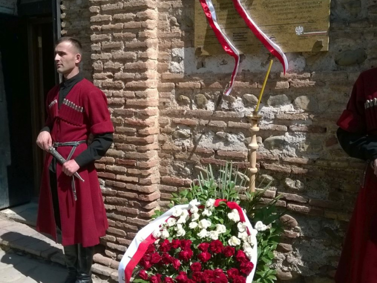Uroczystość odsłonięcia tablicy upamiętniającej św. Archimandrytę Grzegorza Peradze. Źródło: Fundacja Ochrony Wspólnego Dziedzictwa Kulturowego TERPA