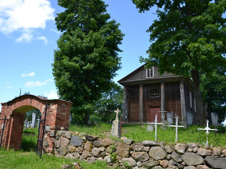 Drewniana kaplica w Polanach koło Oszmiany. Fot. J. Szałygin