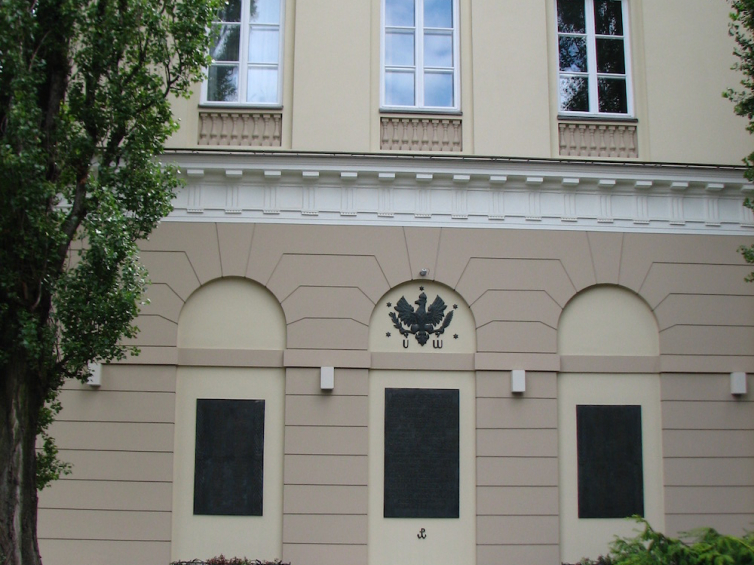 Gmach Pomuzealny UW, w którym mieści się Biblioteka Instytutu Historycznego. Źródło: Wikipedia