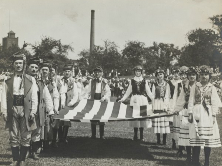 Polacy z Newark zachęcają do wsparcia finansowego Polski w czasie parady, 1918. Fot. National Archives & Records Administration. Źródło: Dom Spotkań z Historią