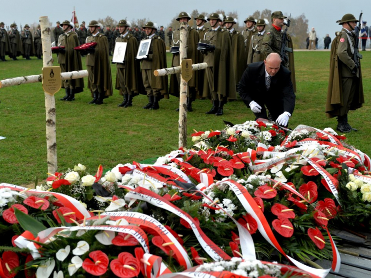 Uroczystości pogrzebowe Żołnierzy Niezłomnych - Leopolda Rząsy (L) i Michała Zygo (P) na cmentarzu komunalnym Wilkowyja w Rzeszowie. Fot. PAP/D. Delmanowicz