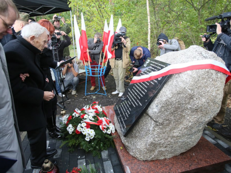 Ostatni żyjący Cichociemny Aleksander Tarnawski „Upłaz” (2L) podczas uroczystości odsłonięcia kamienia upamiętniającego operację "Weller 12" w miejscowości Baniocha. Fot. PAP/L. Szymański
