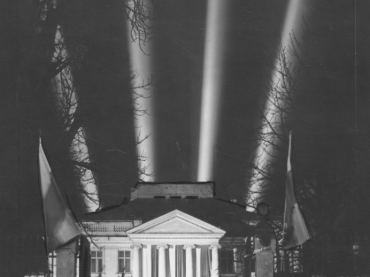 Iluminacja świetlna Belwederu z okazji Święta Niepodległości. 10.11.1937. Fot. NAC