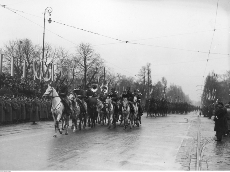 Obchody Święta Niepodległości w Warszawie - czoło defilujących oddziałów kawalerii. 11.11.1937. Fot. NAC