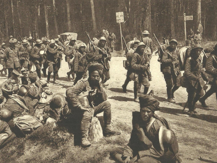 Hinduskie i senegalskie oddziały kolonialne w drodze na front we Francji w 1918 r. Źródło: ze zbiorów P. Szlanty.