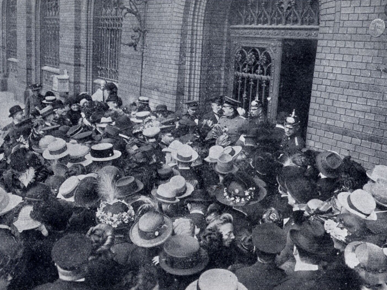 Tłum przed jednym z berlińskich banków, sierpień 1914 r. Źródło: ze zbiorów P. Szlanty.
