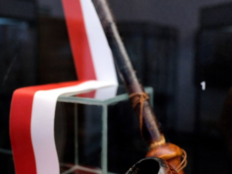 Datowana na 1863 rok sepiolitowa fajka upamiętniająca Powstanie Styczniowe na wystawie fajek i cygarniczek w Muzeum Dzwonów i Fajek w Przemyślu. Fot. PAP/D. Delmanowicz