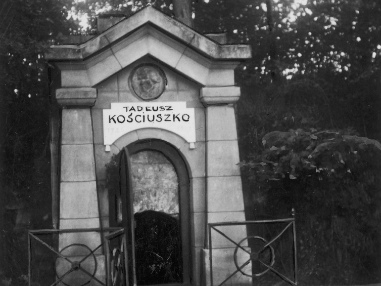 Pomnik-mauzoleum gen. Tadeusza Kościuszki w Sorques. 1938 r. Źródło: NAC