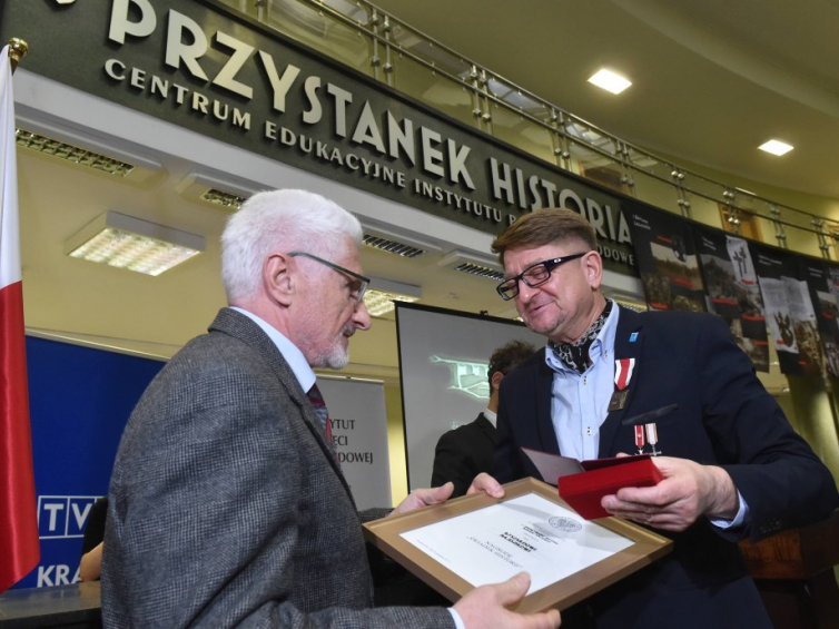 Ryszard Majdzik (P) odbiera nagrodę "Świadek Historii" podczas uroczystości w Centrum Edukacyjnym IPN w Krakowie. Fot. PAP/J. Bednarczyk