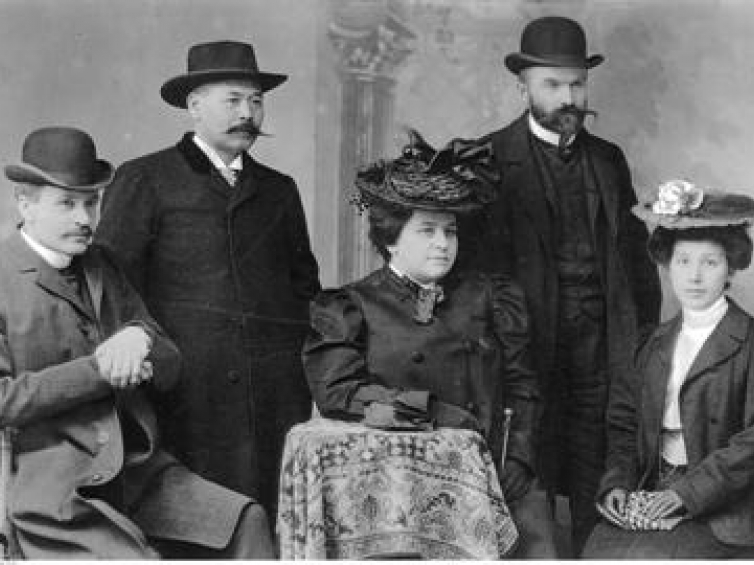 Fotografia grupowa. Widoczni od prawej: Jadwiga z Eysmonttów Kunicka "Chimera", Józef Piłsudski, Maria z Koplewskich Piłsudska, NN, Ignacy Mościcki (siedzi). Źródło: NAC