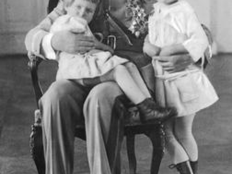 Józef Piłsudski z córkami Jadwigą (siedzi na kolanach Marszałka) i Wandą. Źródło: NAC