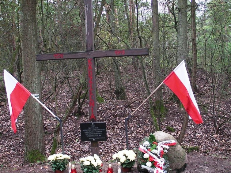 Krzyż w lesie Kadzielnia poświęcony „Pamięci niewinnych ofiar z Nowego Dworu Mazowieckiego i okolic zamordowanych na tym terenie przez okupanta niemieckiego na przełomie lat 1939-1940”. Fot. GPR24.COM.PL