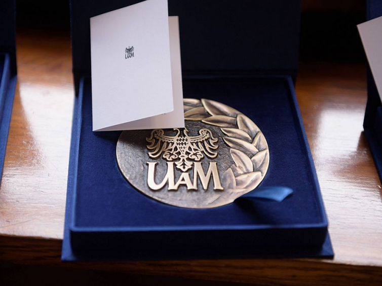 Medal Alumno Bene Merenti Uniwersytetu im. Adama Mickiewicza. Fot. PAP/J. Kaczmarczyk