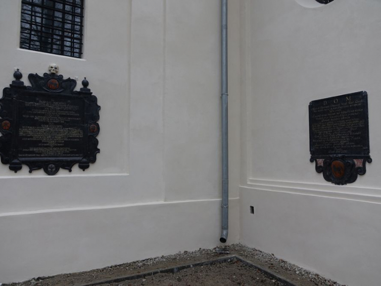 Odrestaurowane tablice epitafijne w kościele w Głębowicach. Fot. diecezja bielsko-żywiecka