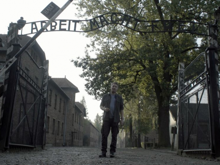 „Nieobojetni” - narrator Marek Zając w Muzeum Auschwitz-Birkenau. Fot. z kadru filmu