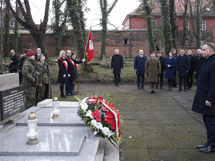 Prezydent Andrzej Duda składa wieniec na mogile powstańców śląskich na starym cmentarzu w Żorach. Fot. PAP/A. Grygiel