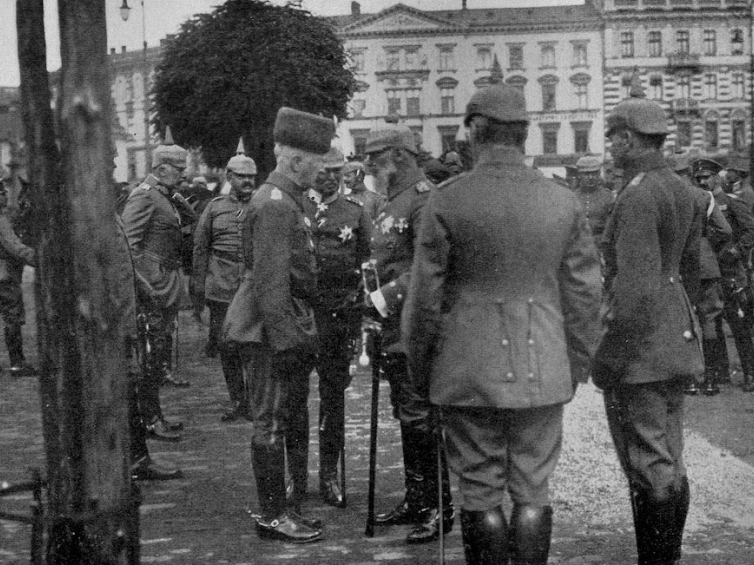 Leopold von Wittelsbach, książę Bawarii - naczelny dowódca frontu wschodniego w rozmowie z Bogdanem Hutten-Czapskim po wkroczeniu wojsk niemieckich do Warszawy w sierpniu 1915 r. Fot. ze zbiorów dr. hab. P. Szlanty
