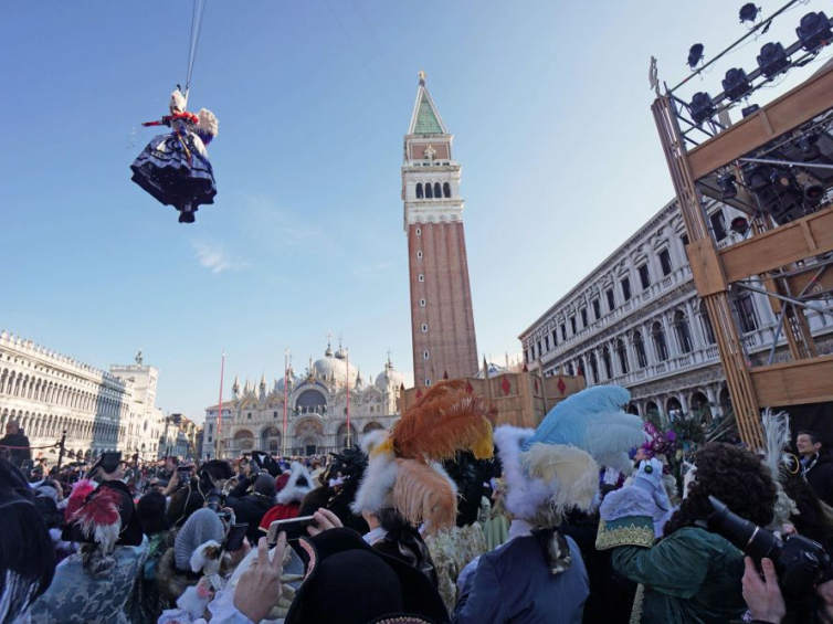70 tys. osób na karnawale w Wenecji. Fot. PAP/EPA