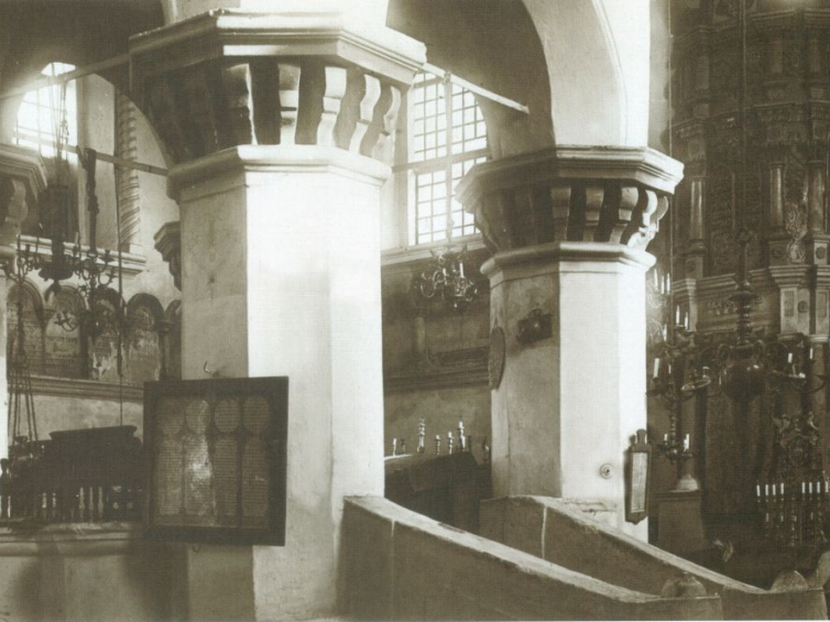 Wnętrze synagogi, lata 20. XX w. Źródło: Małgorzata Wołoszyn „Dawny Przeworsk na pocztówce i fotografii do 1944 roku"
