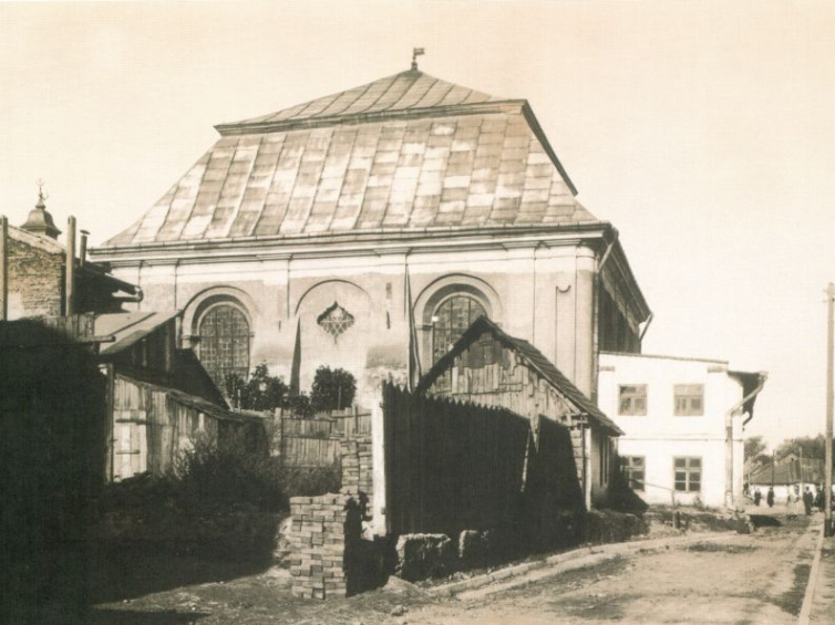 Synagoga, widok od strony wschodniej, lata 20. XX wieku. Źródło: Małgorzata Wołoszyn „Dawny Przeworsk na pocztówce i fotografii do 1944 roku"